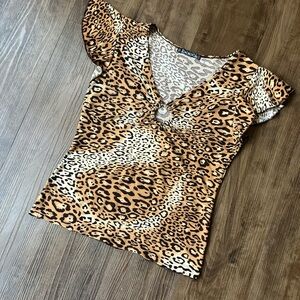 Two tone brown leopard print o-ring short ruffle sleeve top.